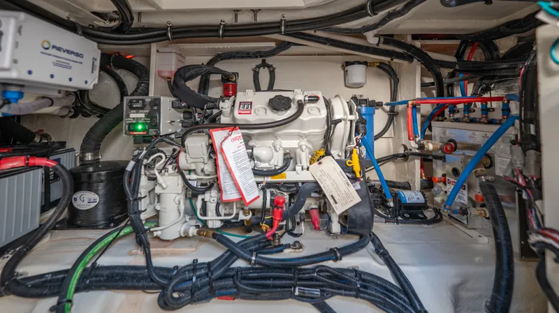 Slide: The Image of Sea Ray Sundancer 370 Outboard 2026 - 33