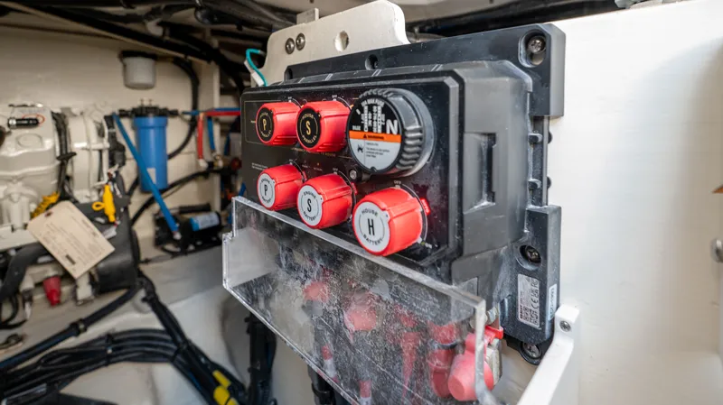 Slide: The Image of Sea Ray Sundancer 370 Outboard 2026 - 34