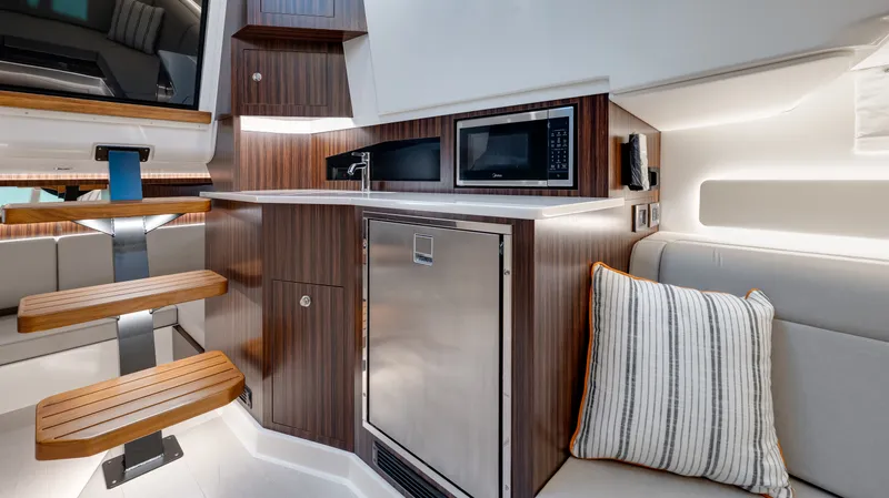 Slide: The Image of Sea Ray Sundancer 370 Outboard 2026 - 70