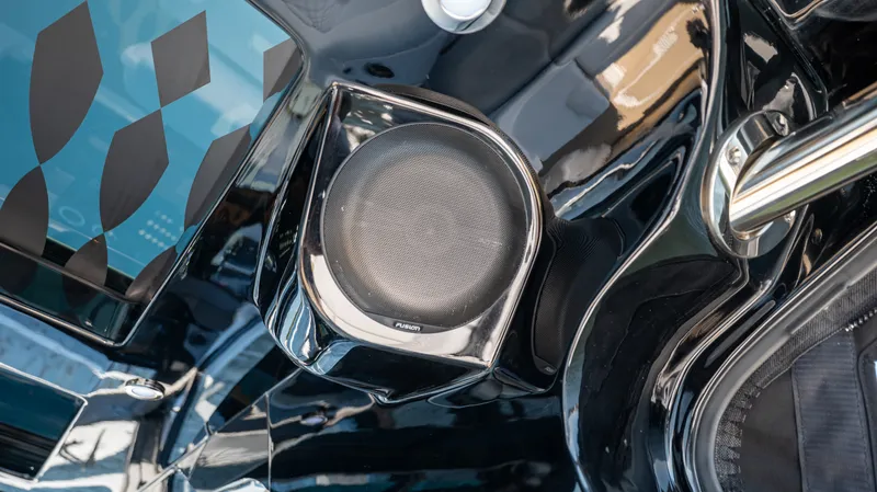 Slide: The Image of Sea Ray Sundancer 370 Outboard 2026 - 43