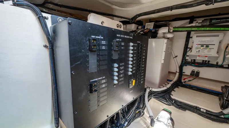 Slide: The Image of Sea Ray Sundancer 370 Outboard 2026 - 38