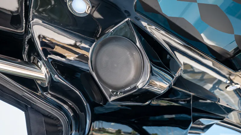 Slide: The Image of Sea Ray Sundancer 370 Outboard 2026 - 44