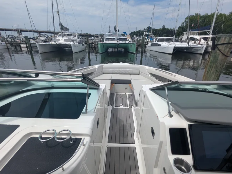 Slide: The Image of Sea Ray 350 SLX OB 2023 - 12