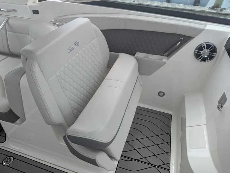 Slide: The Image of Sea Ray 350 SLX OB 2023 - 30