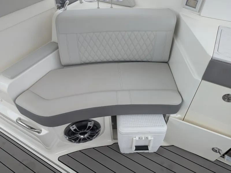 Slide: The Image of Sea Ray 350 SLX OB 2023 - 31