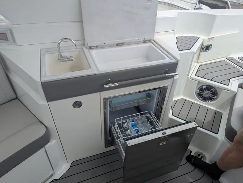 Slide: The Image of Sea Ray 350 SLX OB 2023 - 33
