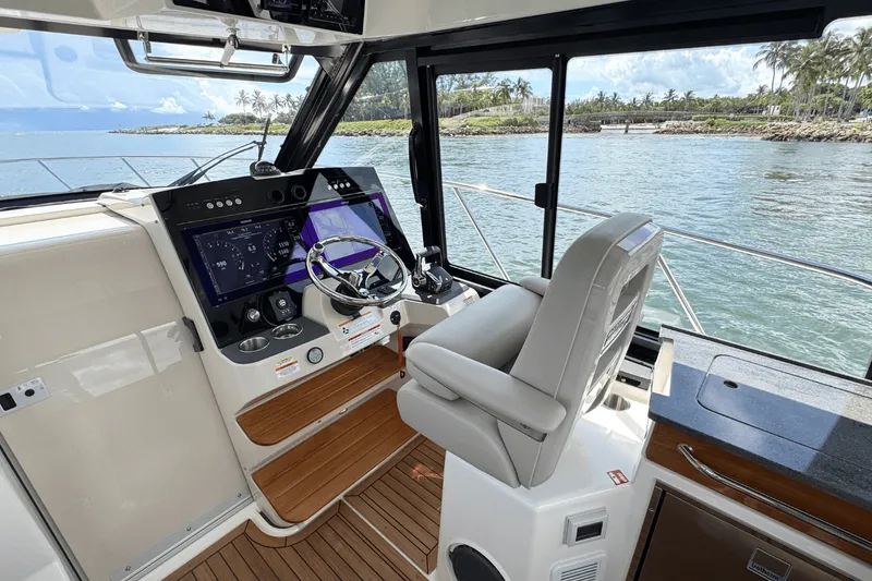 Slide: The Image of Boston Whaler 365 Conquest 2026 - 22