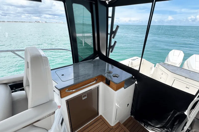 Slide: The Image of Boston Whaler 365 Conquest 2026 - 30