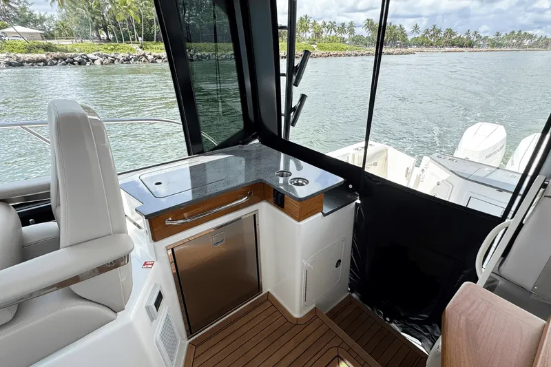 Slide: The Image of Boston Whaler 365 Conquest 2026 - 31