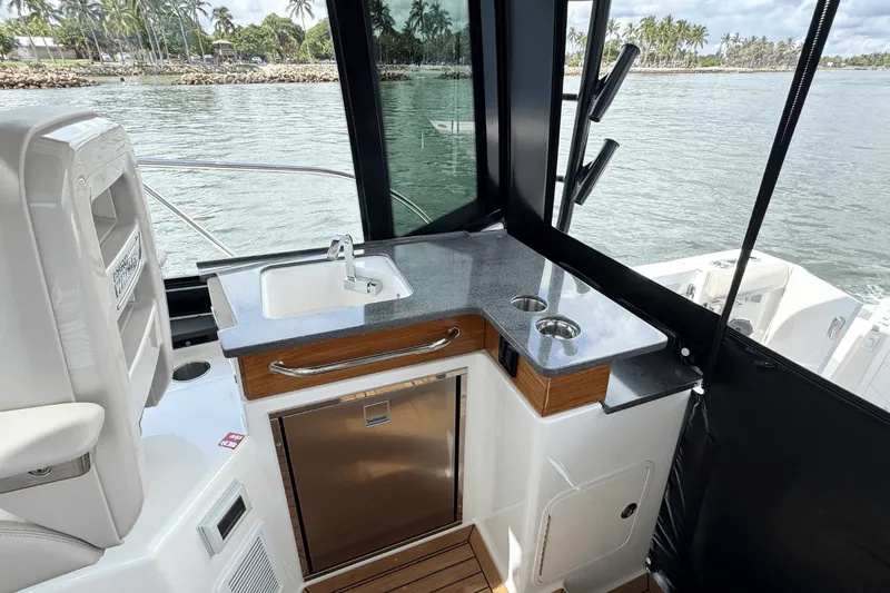 Slide: The Image of Boston Whaler 365 Conquest 2026 - 32