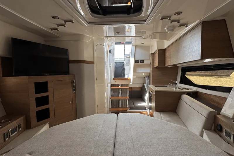 Slide: The Image of Boston Whaler 365 Conquest 2026 - 41