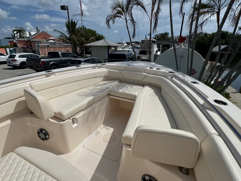 Slide: The Image of Grady-White 271 CANYON 2025 - 9
