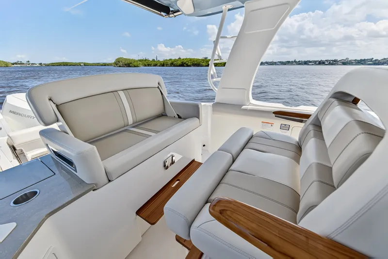 Slide: The Image of Boston Whaler 350 REALM 2025 - 84