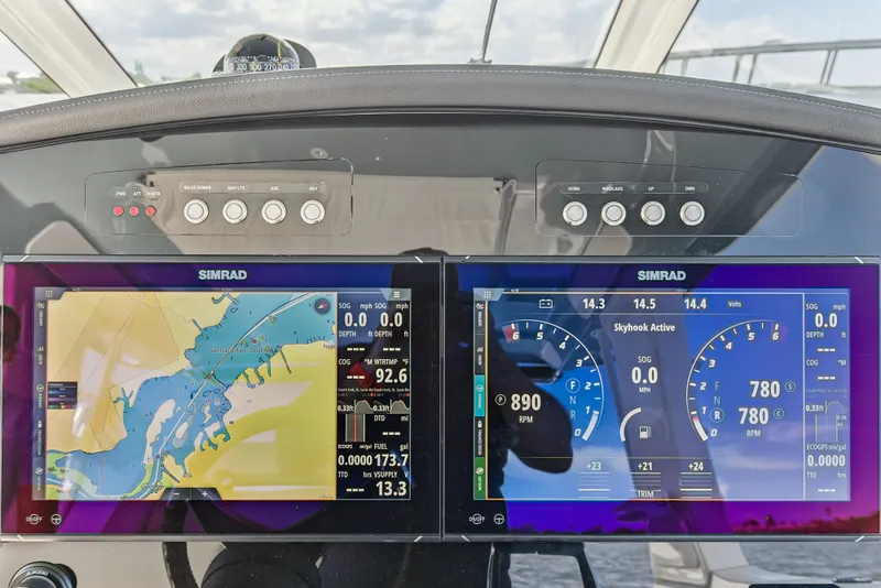 Slide: The Image of Boston Whaler 350 REALM 2025 - 77