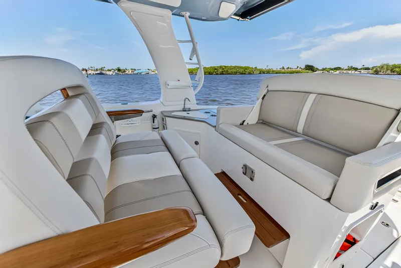 Slide: The Image of Boston Whaler 350 REALM 2025 - 85