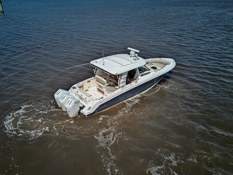 Slide: The Image of Boston Whaler 350 REALM 2025 - 15