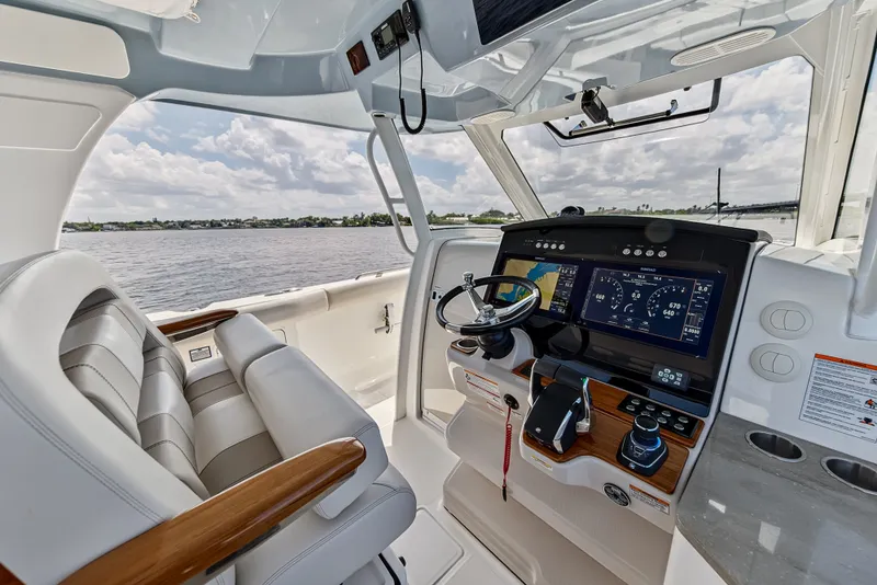 Slide: The Image of Boston Whaler 350 REALM 2025 - 74