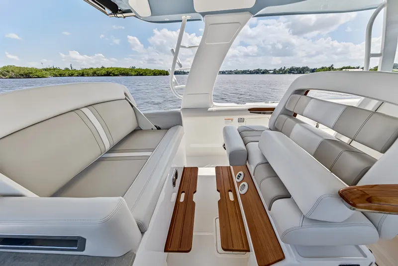 Slide: The Image of Boston Whaler 350 REALM 2025 - 83