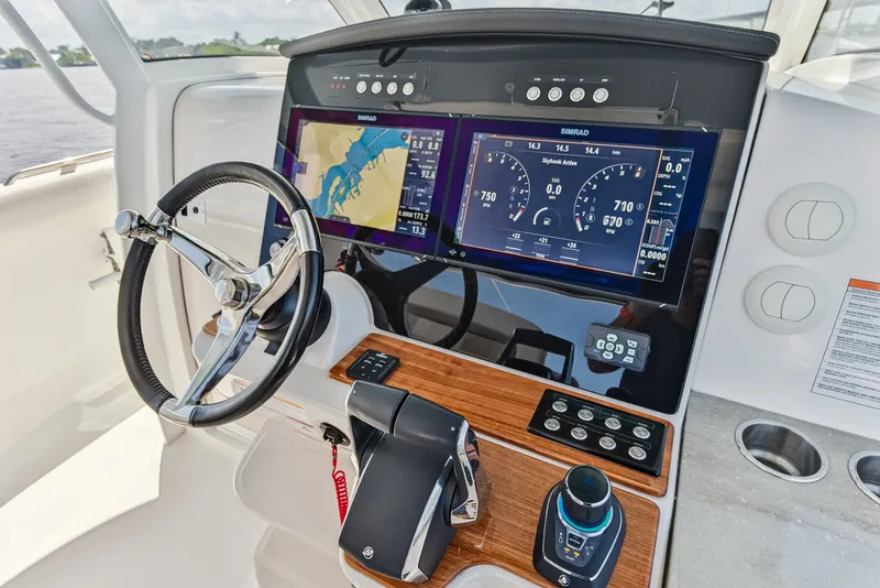 Slide: The Image of Boston Whaler 350 REALM 2025 - 75