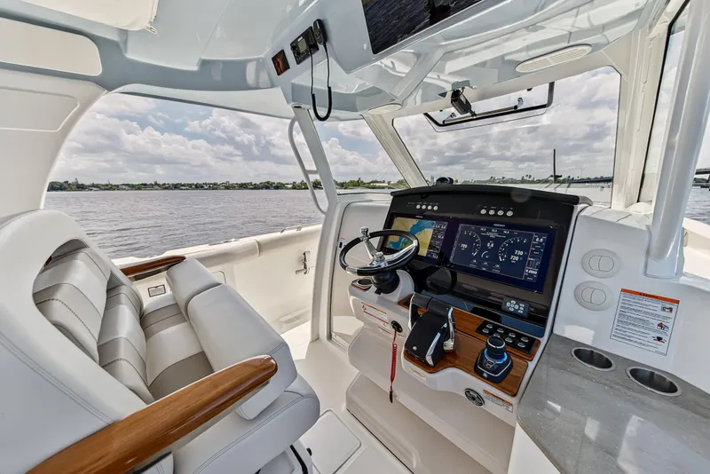 Slide: The Image of Boston Whaler 350 REALM 2025 - 73