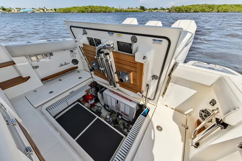 Slide: The Image of Boston Whaler 350 REALM 2025 - 88