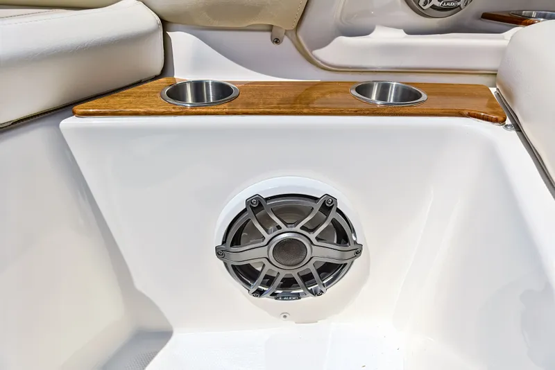 Slide: The Image of Boston Whaler 350 REALM 2025 - 51