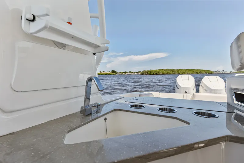 Slide: The Image of Boston Whaler 350 REALM 2025 - 81