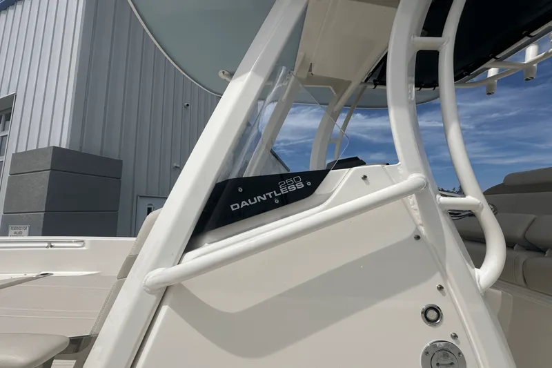 Slide: The Image of Boston Whaler 25 DAUNTLESS 2023 - 10