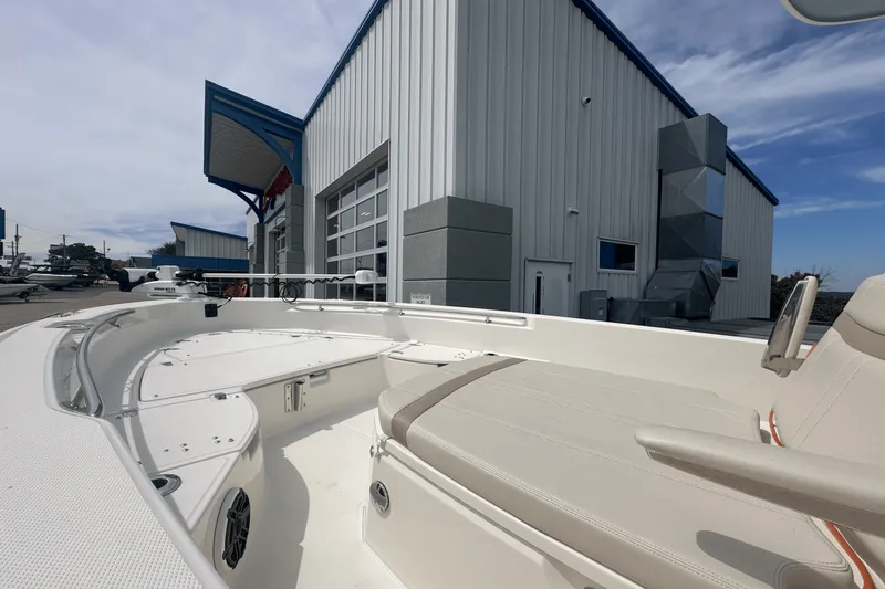 Slide: The Image of Boston Whaler 25 DAUNTLESS 2023 - 11