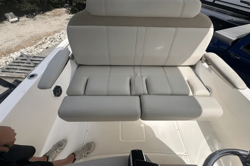 Slide: The Image of Boston Whaler 25 DAUNTLESS 2023 - 12