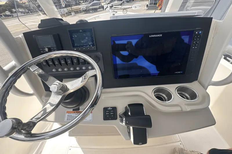 Slide: The Image of Boston Whaler 25 DAUNTLESS 2023 - 13