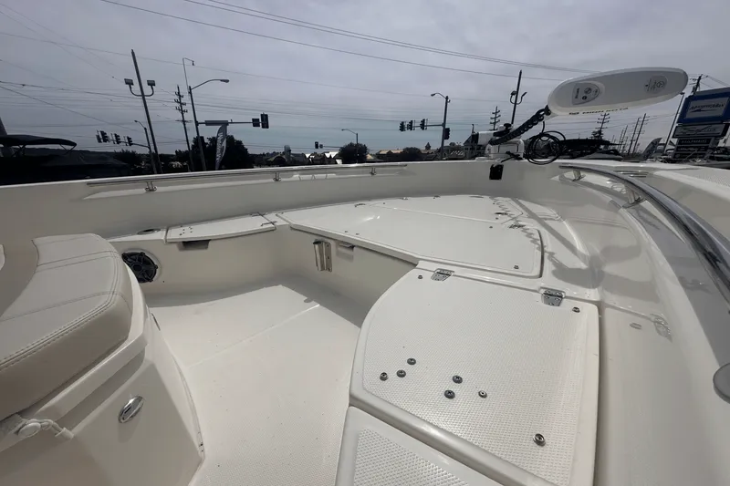 Slide: The Image of Boston Whaler 25 DAUNTLESS 2023 - 14