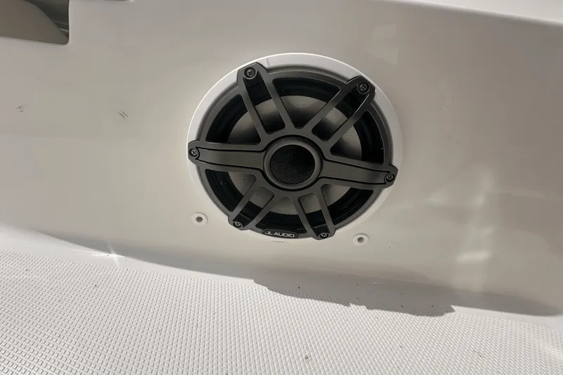 Slide: The Image of Boston Whaler 25 DAUNTLESS 2023 - 17