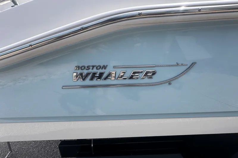 Slide: The Image of Boston Whaler 25 DAUNTLESS 2023 - 2
