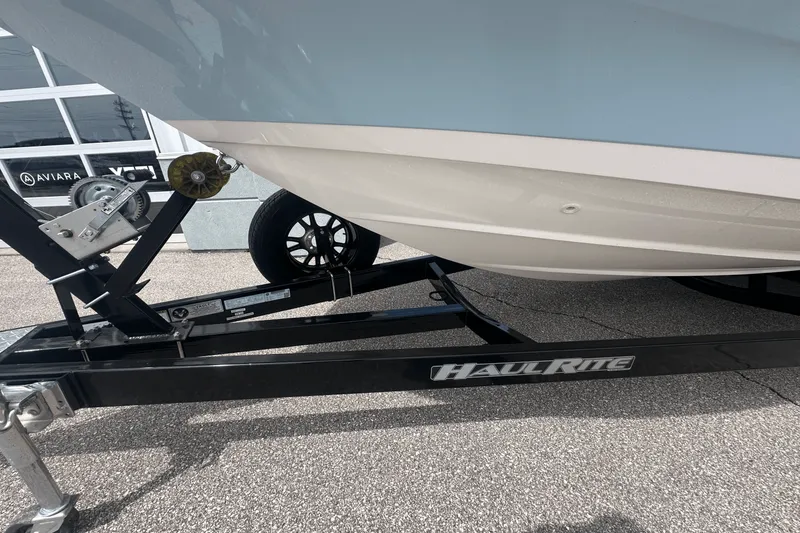 Slide: The Image of Boston Whaler 25 DAUNTLESS 2023 - 3