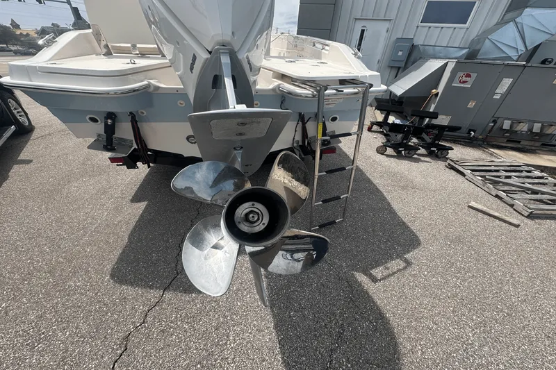 Slide: The Image of Boston Whaler 25 DAUNTLESS 2023 - 5