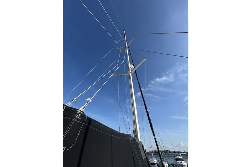 Slide: The Image of 1998 Leopard Catamaran mast against clear blue sky at marina. - 32