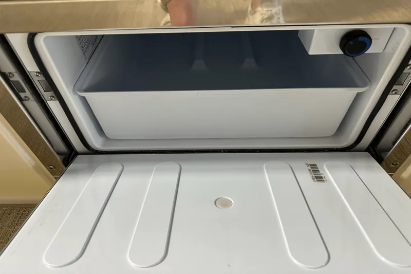 Slide: The Image of Chris-Craft 25 GT 2024 - 27