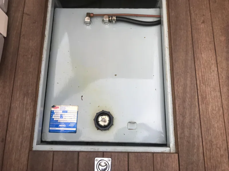 Slide: The Image of Water tank compartment on a 2002 Classic Jesperson/Zimmer Design boat. - 22