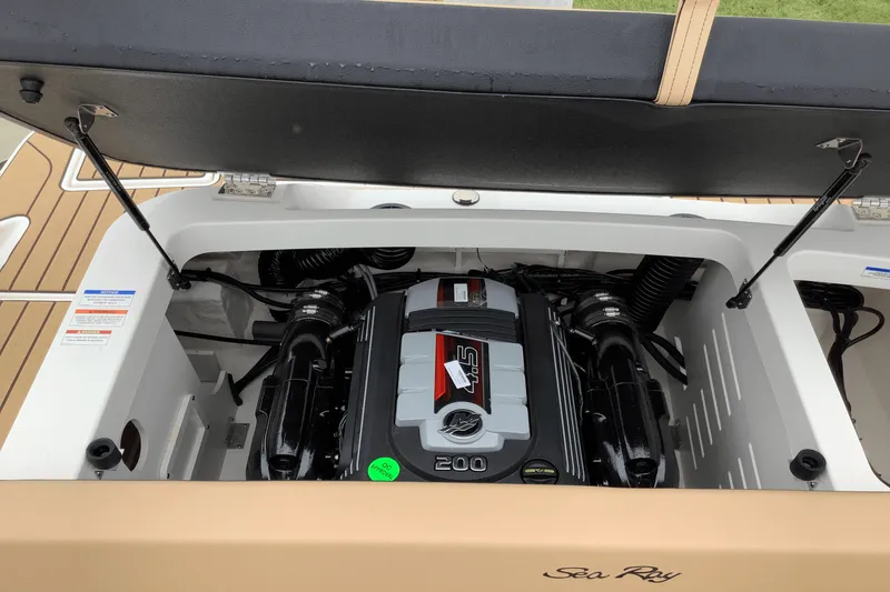 Slide: The Image of Sea Ray SPX 190 2025 - 10