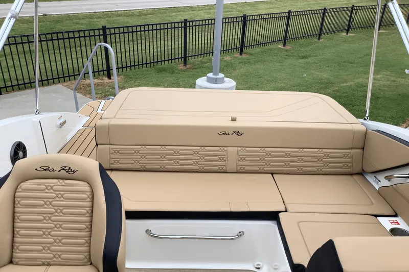 Slide: The Image of Sea Ray SPX 190 2025 - 11