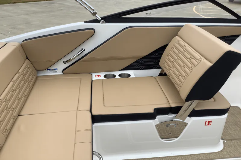 Slide: The Image of Sea Ray SPX 190 2025 - 12