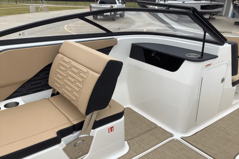 Slide: The Image of Sea Ray SPX 190 2025 - 13