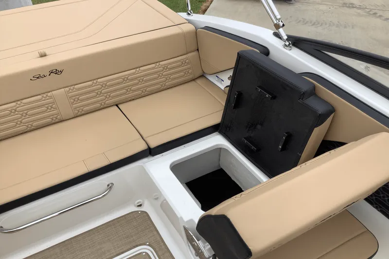 Slide: The Image of Sea Ray SPX 190 2025 - 18