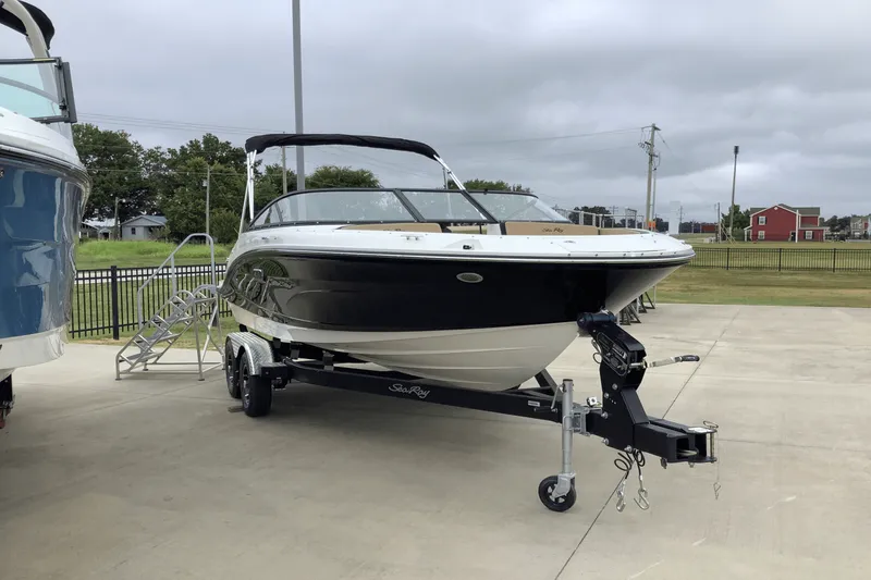 Slide: The Image of Sea Ray SPX 190 2025 - 2