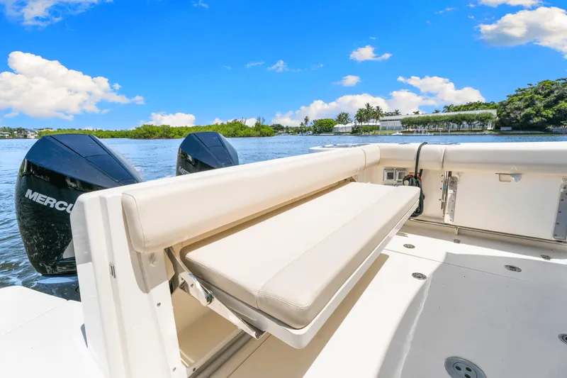 Slide: The Image of Boston Whaler 325 CONQUEST 2021 - 10