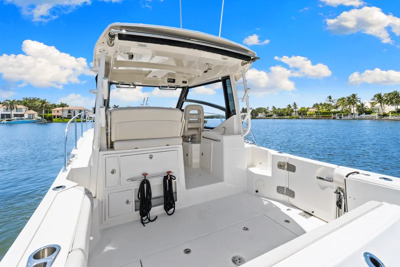 Slide: The Image of Boston Whaler 325 CONQUEST 2021 - 12