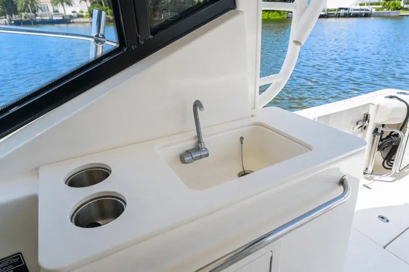 Slide: The Image of Boston Whaler 325 CONQUEST 2021 - 16