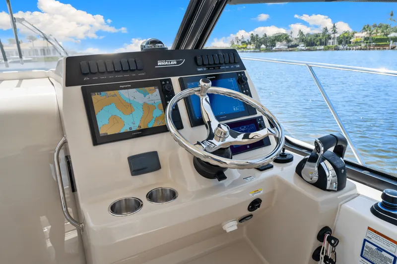 Slide: The Image of Boston Whaler 325 CONQUEST 2021 - 18