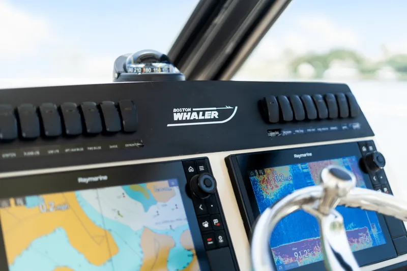 Slide: The Image of Boston Whaler 325 CONQUEST 2021 - 19